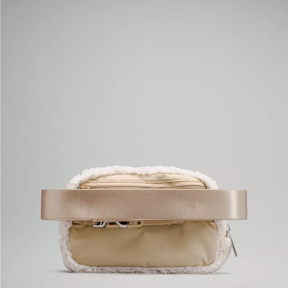 Lululemon Everywhere Belt Bag Fleece Natural Ivory Trench NAIT One Size New NWT - Picture 3 of 5